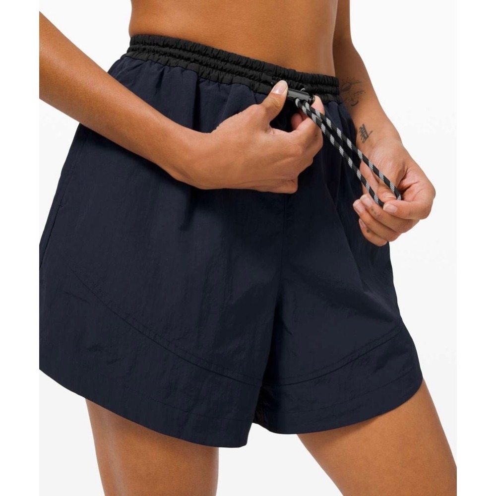 Lululemon Evergreen Short In True Navy/Black Size 8 Running Athleisure Travel